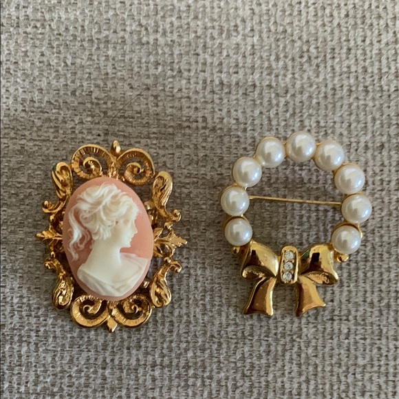 Jewelry - Set of 2 Gold Cameo & Pearl Wreath Brooch Set